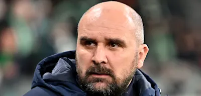 Tragödie mitten im Spiel – Erstliga-Trainer bricht zusammen und stirbt