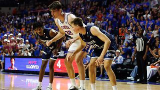 Mit 2,36 Metern: Teenager stellt gigantischen Basketball-Rekord auf