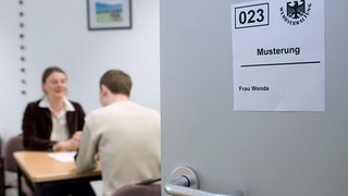 Junge Menschen sehen Wehrdienstmodell skeptisch