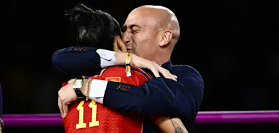 Skandal-Präsident mit Eiern beworfen – von seinem eigenen Onkel