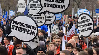 Tausende Fußballfans demonstrieren gegen Pläne der Innenminister