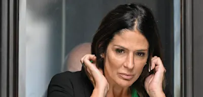 Auf High Heels durch die Gänge, während düstere Details von Maradonas Tod geschildert werden