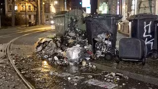 Barrikaden und Pyrotechnik: Staatsschutz ermittelt wegen nächtlicher Krawalle
