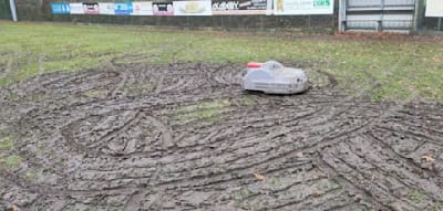Mähroboter „Robby“ macht sich selbstständig und verwüstet Fußballplatz