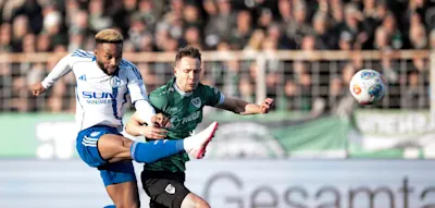 Schalke kann Überzahl nicht nutzen, Tabellenführer Paderborn verliert