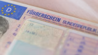 Warum auch Führerscheine im Kartenformat umgetauscht werden müssen