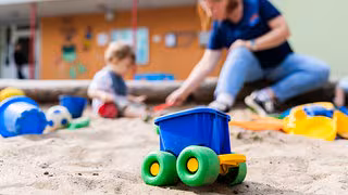 Experten fordert mehr Gesundheitsschutz für Kita-Erzieherinnen