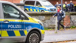 Razzia nach bundesweiten Bombendrohungen gegen Schulen und Bahnhöfe