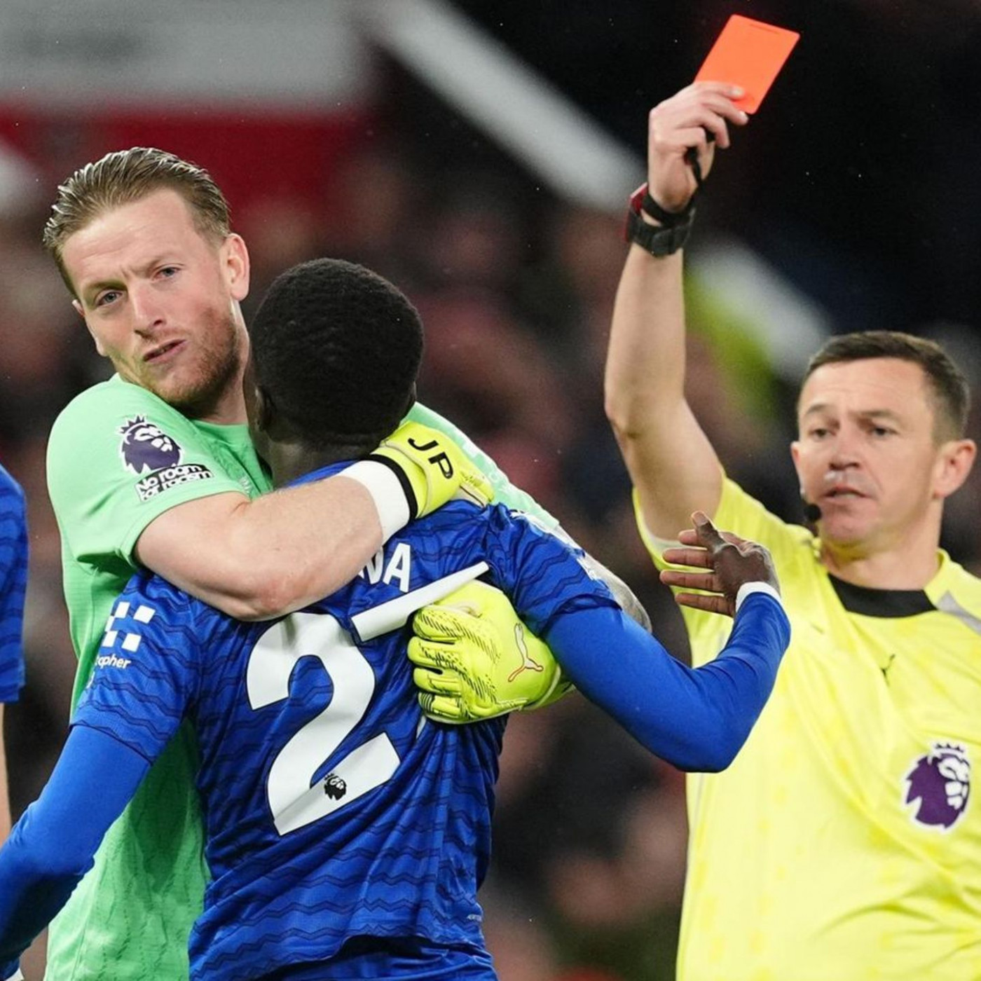 Rote Karte für Ohrfeige – dem Trainer gefällt's