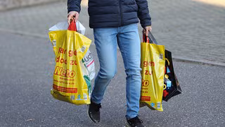 Plastiktüte ade: Handelsverband zufrieden, Umweltschützer verärgert über "Schummeltüten"
