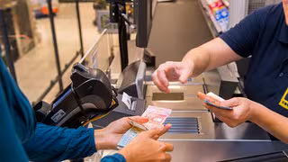 EU will Geldabheben im Einzelhandel auch ohne Einkauf ermöglichen