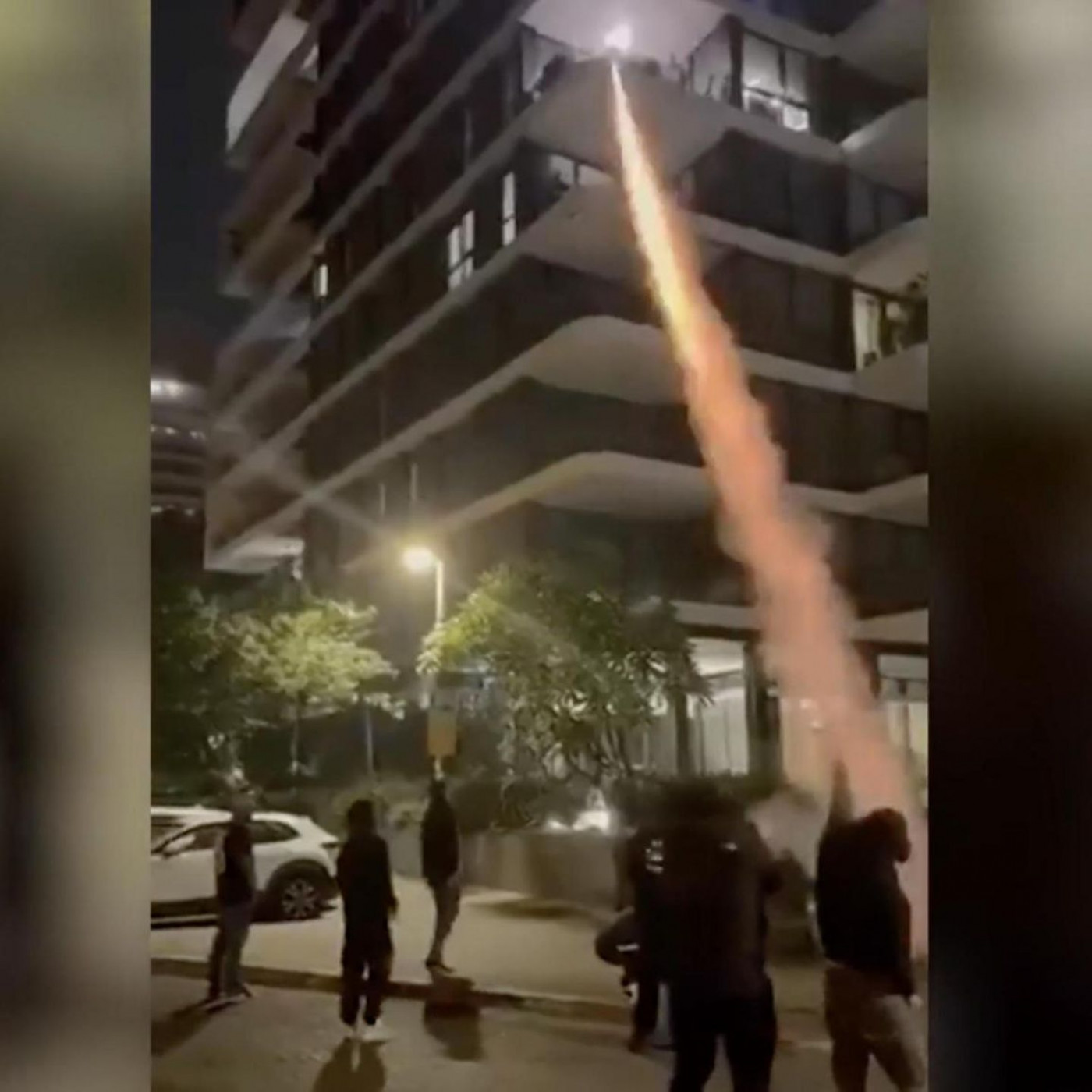 Hooligans feuern Raketen auf Wohnung des eigenen Trainers