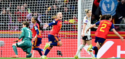 In der zweiten Halbzeit spielen die Spanierinnen die deutsche Elf schwindelig