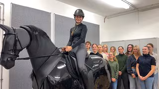 Angehende Pferdefachwirte üben jetzt auf Reitsimulator