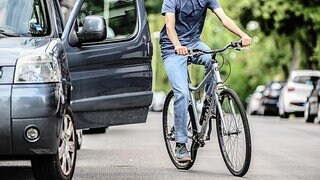 Gefahr durch Autotüren: Experten fordern mehr als Warnsysteme gegen Dooring-Unfälle