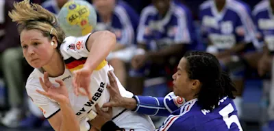 „Fußball-Mist aus der 4. Liga“ – Rekordspielerin ärgert sich über deutsches TV