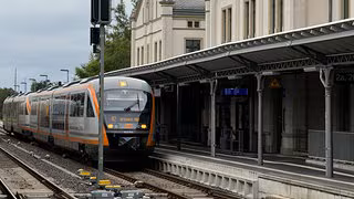 Brücke für Autos und Fußgänger in Zittau gesperrt - Bahnstrecke betroffen