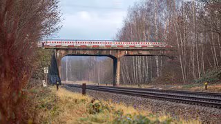 Brücke für Autos und Fußgänger in Zittau gesperrt - Bahnstrecke betroffen