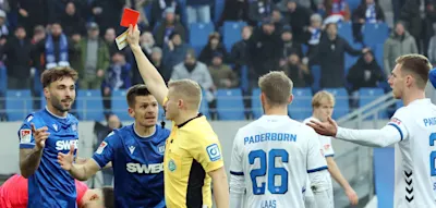 Schwalbe? Karlsruhe-Stürmer fällt, zeigt an: kein Foul. Gelb-Rot!