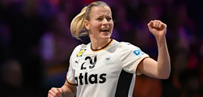 Als Deutschlands Kapitänin auf ihre Vergangenheit angesprochen wird, fließen Tränen