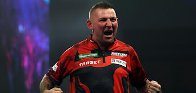 Nathan Aspinall k&auml;mpfte mit Gegner und Wespe, wackelte, doch am Ende stach er zu