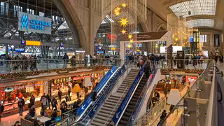 Volle Z&uuml;ge und Bahnh&ouml;fe, wenig Staus auf Autobahnen