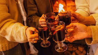 Wie Gl&uuml;hwein, Stress und Weihnachtsessen Sodbrennen triggern