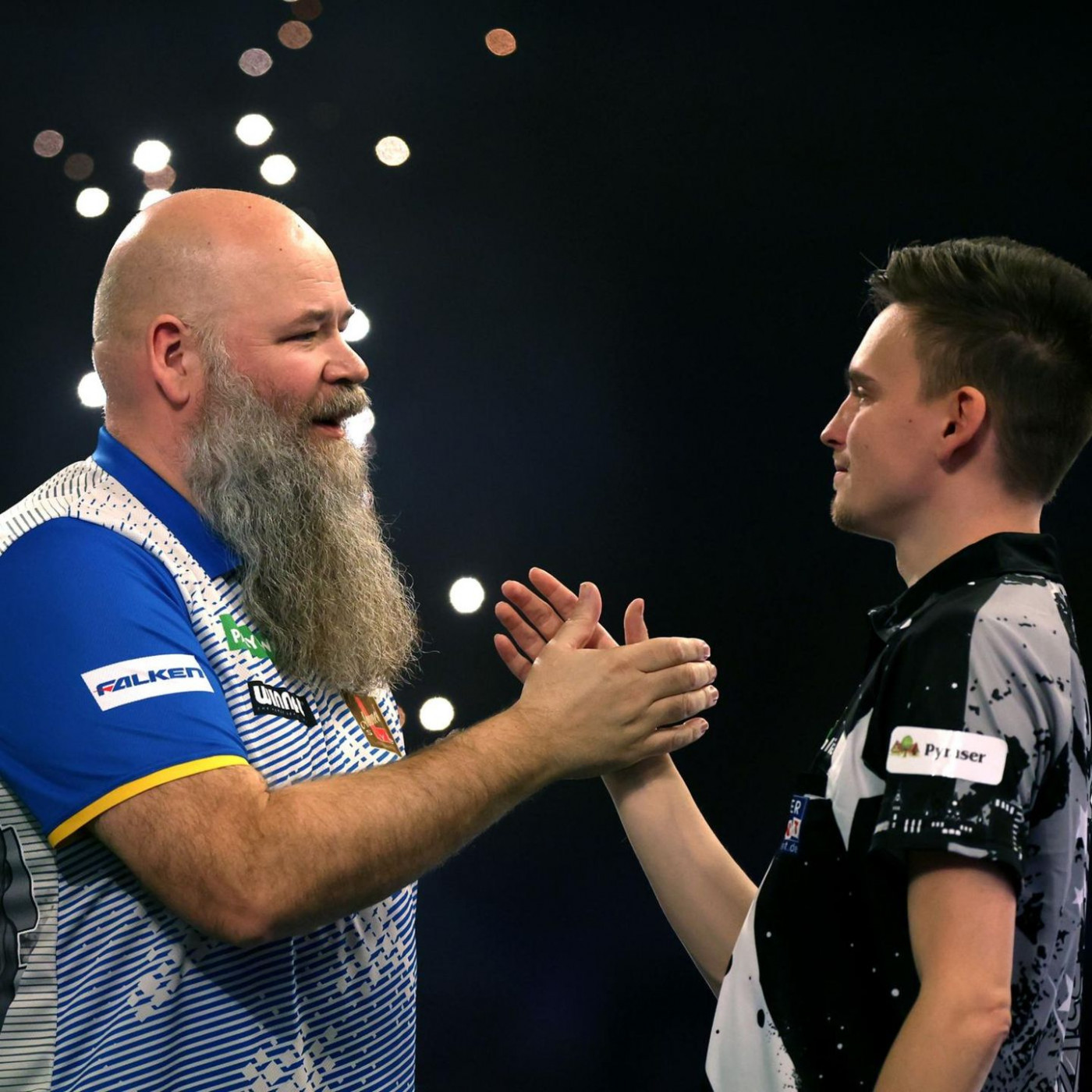 Pl&ouml;tzlich kommentieren zwei Fu&szlig;ball-Nationalspieler die Darts-WM