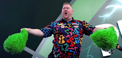 Erst Tanzeinlage mit Pompons, dann purer Frust &ndash; Der wilde Auftritt des Paradiesvogels