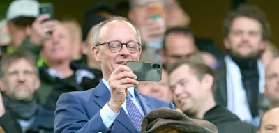 Elfmeter in letzter Minute &ndash; Kanzler Merz sieht Dortmunder Zittersieg