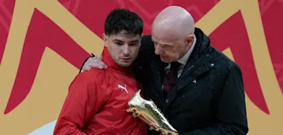 Kl&auml;glicher Elfmeter &ndash; In Infantinos Arm k&auml;mpft Marokkos tragische Figur mit den Tr&auml;nen