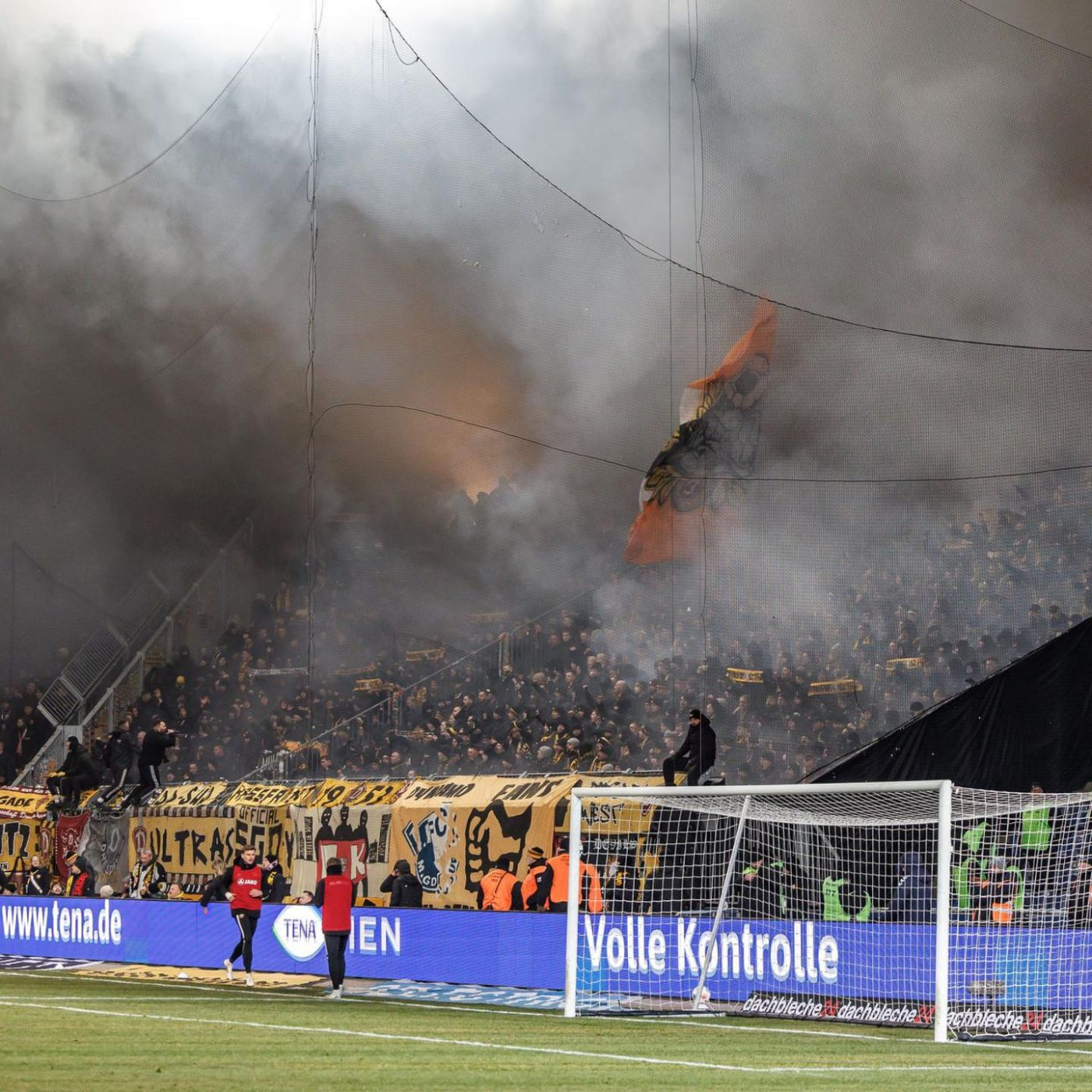 "Brutale Gewalt" bei Ost-Derby: 64 Polizisten verletzt