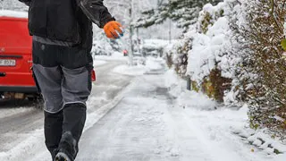 Streusalz, Sand oder Splitt: Welche Streumittel im Winter wirklich helfen