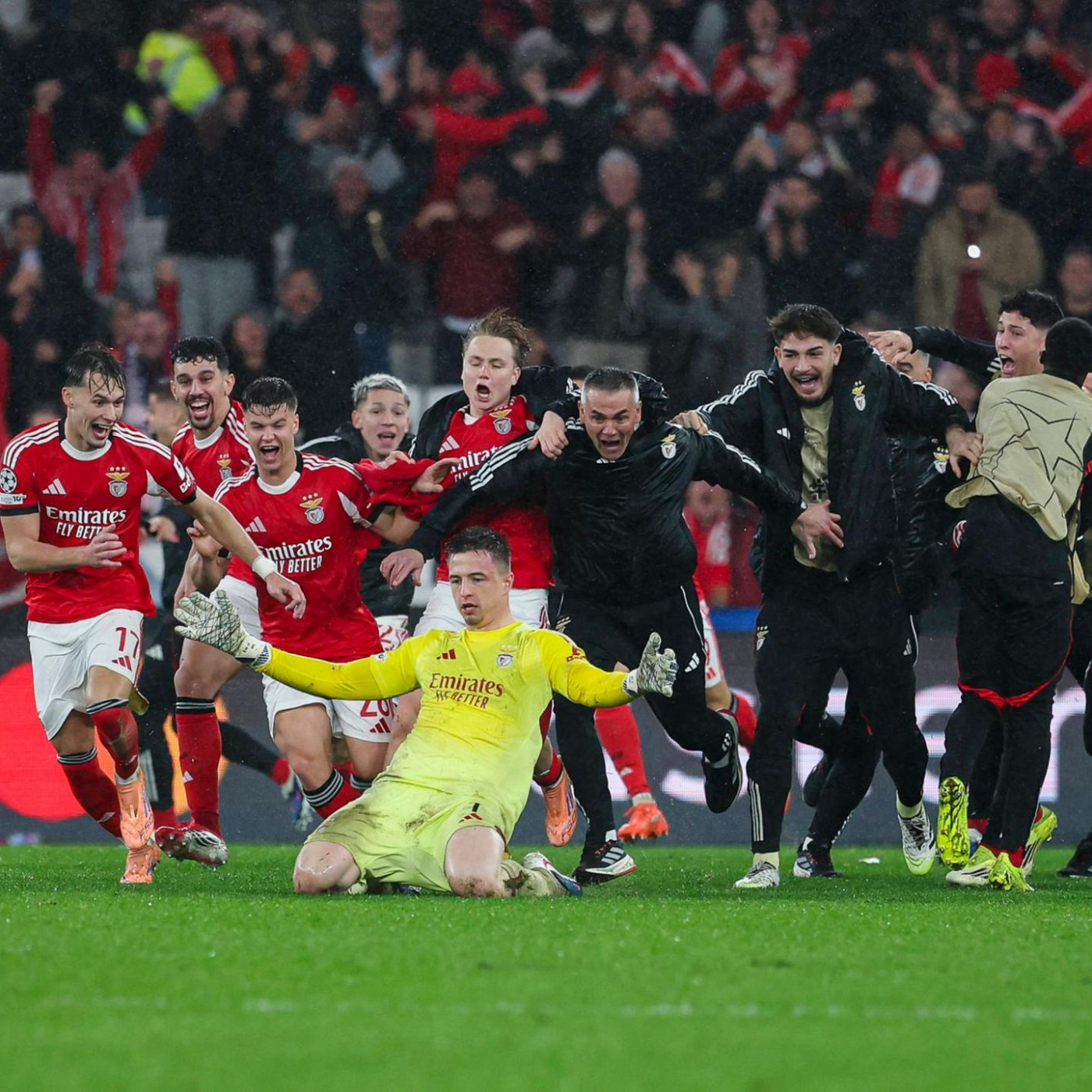 Last-Minute-Wahnsinn in der Champions League: Torwart trifft per Kopf