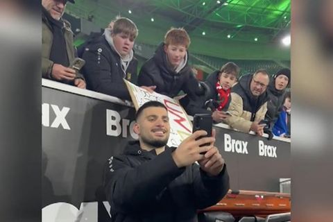 Mama ruft w&auml;hrend Selfie mit Deniz Undav an &ndash; Szene geht viral