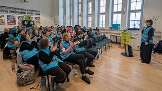Azubi-Streik in Leipzig f&uuml;r mehr Lohn: "Nur von dem Ausbildungsgehalt zu leben w&auml;re utopisch."