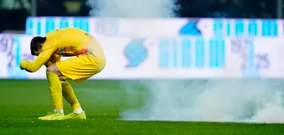 Skandal in Italien &ndash; Fan bewirft Torwart mit B&ouml;ller