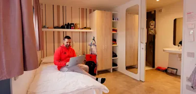 &bdquo;Alles ist super, nur ein Fernseher und Schreibtisch w&auml;ren schon sch&ouml;n&ldquo;, sagt der Bundestrainer