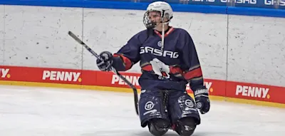 Nach dem Check rutsche ich an der Bande langsam in Richtung Eis