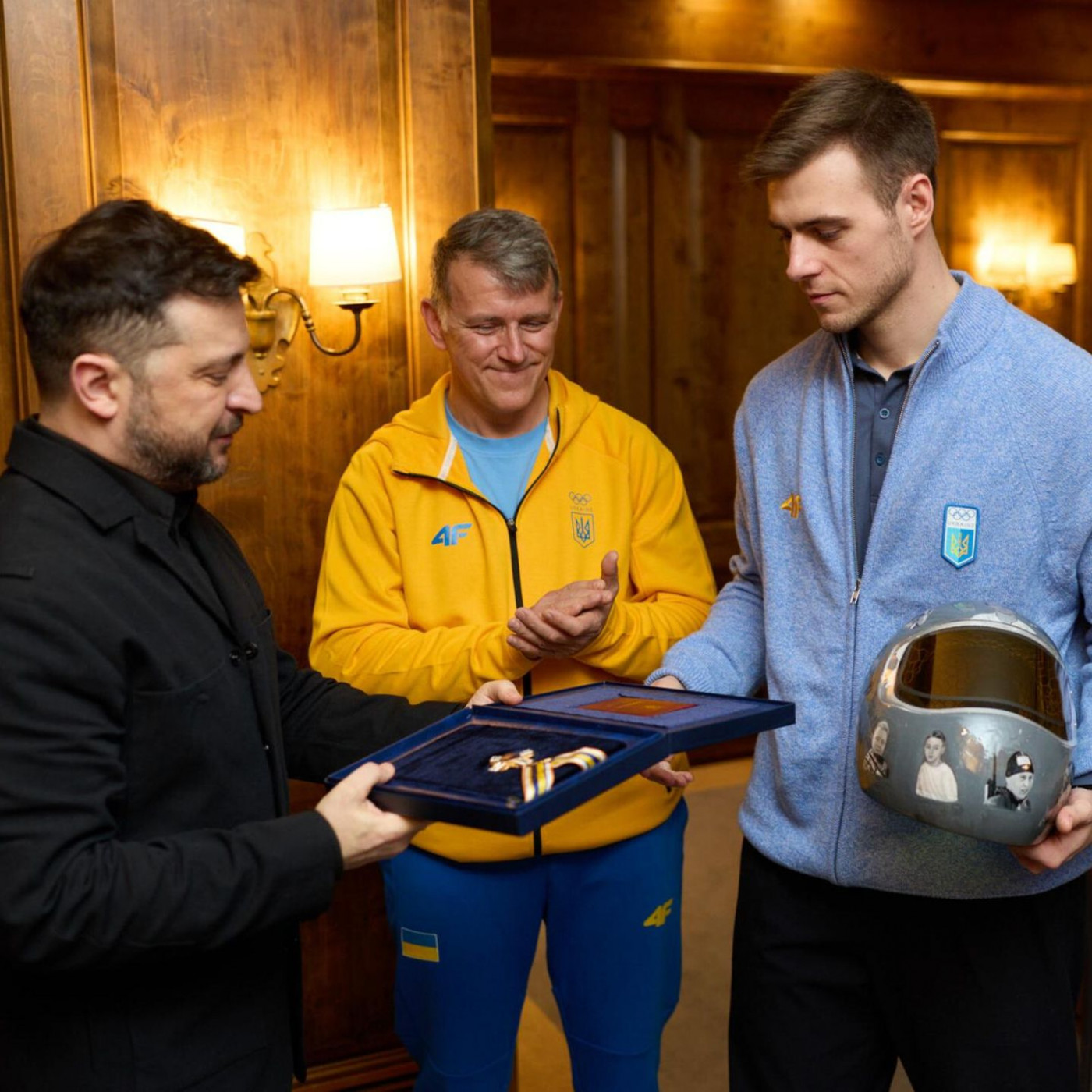 Selenskyj &uuml;berreicht ausgeschlossenem Skeleton-Piloten einen Orden