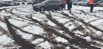 Kampf gegen den Schlamm &ndash; F&uuml;r diesen Olympia-&bdquo;Parkplatz&ldquo; zahlen Besucher 40 Euro