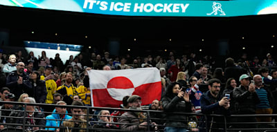 Als die Gr&ouml;nland-Flagge beim USA-Spiel gezeigt wird, schreiten Sicherheitsbeamte ein