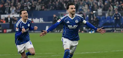 Mit einem Acht-Tore-Spektakel st&uuml;rmt Schalke zur&uuml;ck an die Spitze