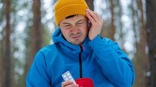 Kopfschmerz und Schwindel: Manche Menschen reagieren auf Wetterumschw&uuml;nge