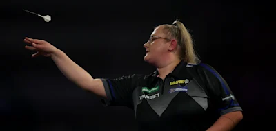 Engl&auml;nderin wirft historischen Neundarter auf PDC-Tour