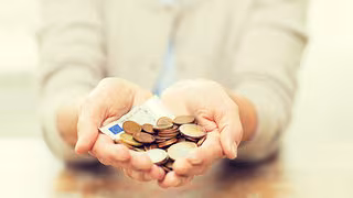 Weniger Rente, Schufa kommt neu, Uhren umstellen