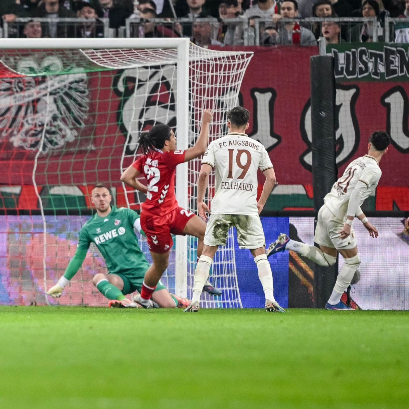 Hacken-Tor leitet Augsburger Jubil&auml;umssieg ein &ndash; K&ouml;lns Sorgen wachsen