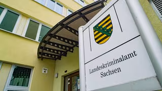 Cannabis, Bargeld, Waffen: Haftbefehle gegen vier mutma&szlig;liche Drogenh&auml;ndler