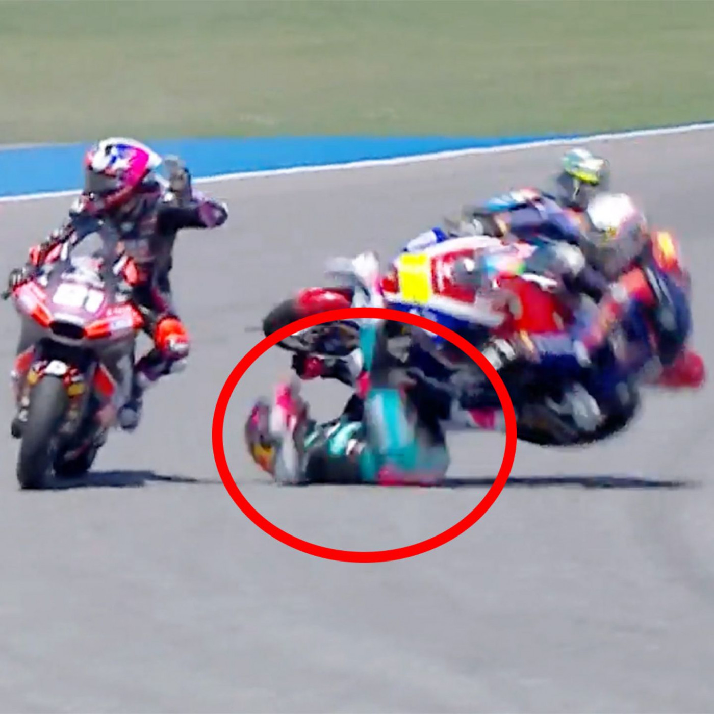 Motorradprofi bleibt trotz Horror-Crash fast unversehrt