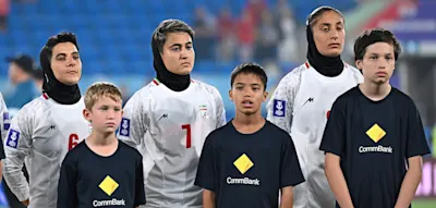 Als die Nationalhymne erklingt, bleiben Irans Spielerinnen stumm